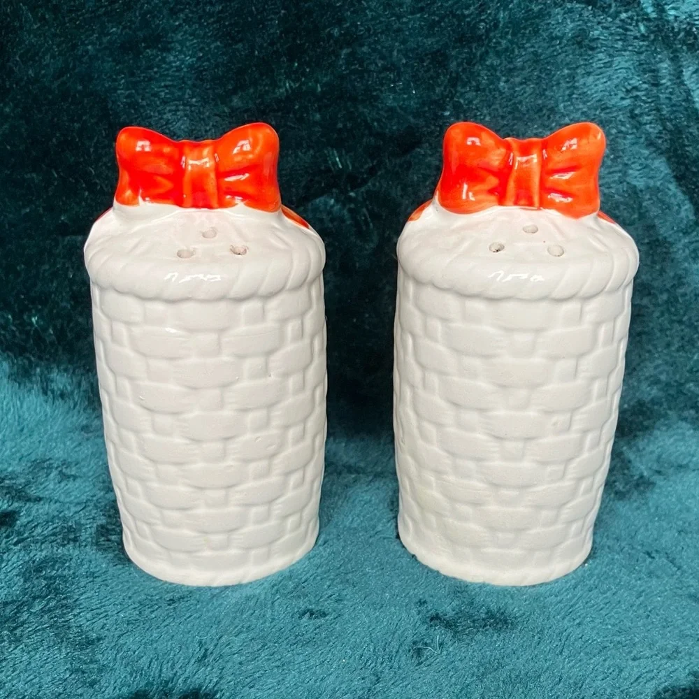 Vintage Set Enesco Japan Holly‎ Berry Salt and Pepper Shakers